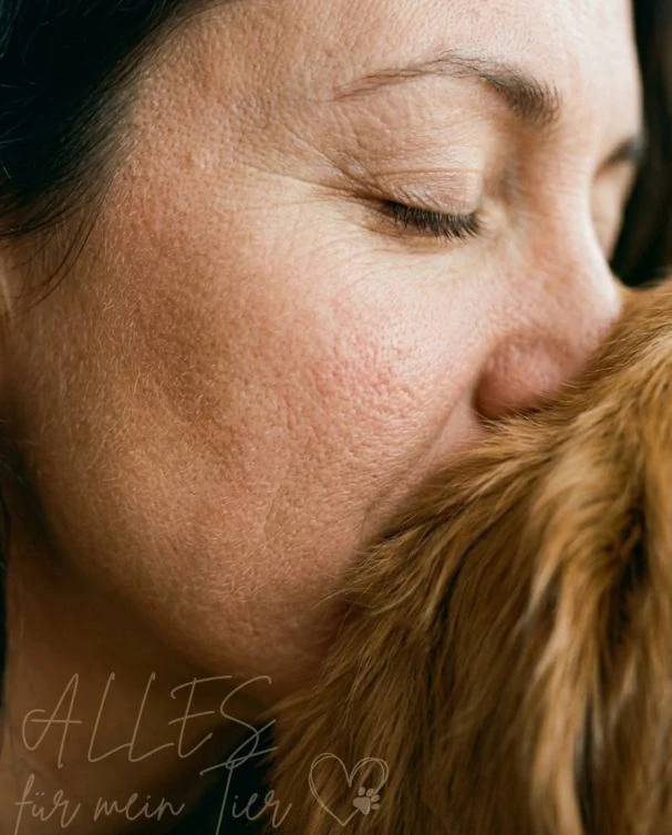 Frau und Hund, Nahaufnahme:
Tierbedarf, emotionaler Werbebeitrag für Tierhandel, Tierpflege und Veterinäre.