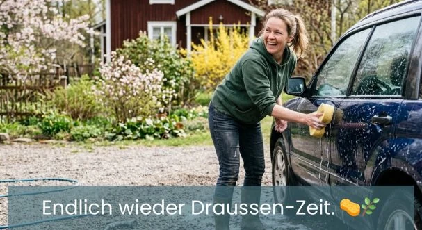 Frau wäscht Auto, Frühling:
Autowäsche Frühlings-Saisonpost, KI-Werbebild für Autoservice und Reinigung.